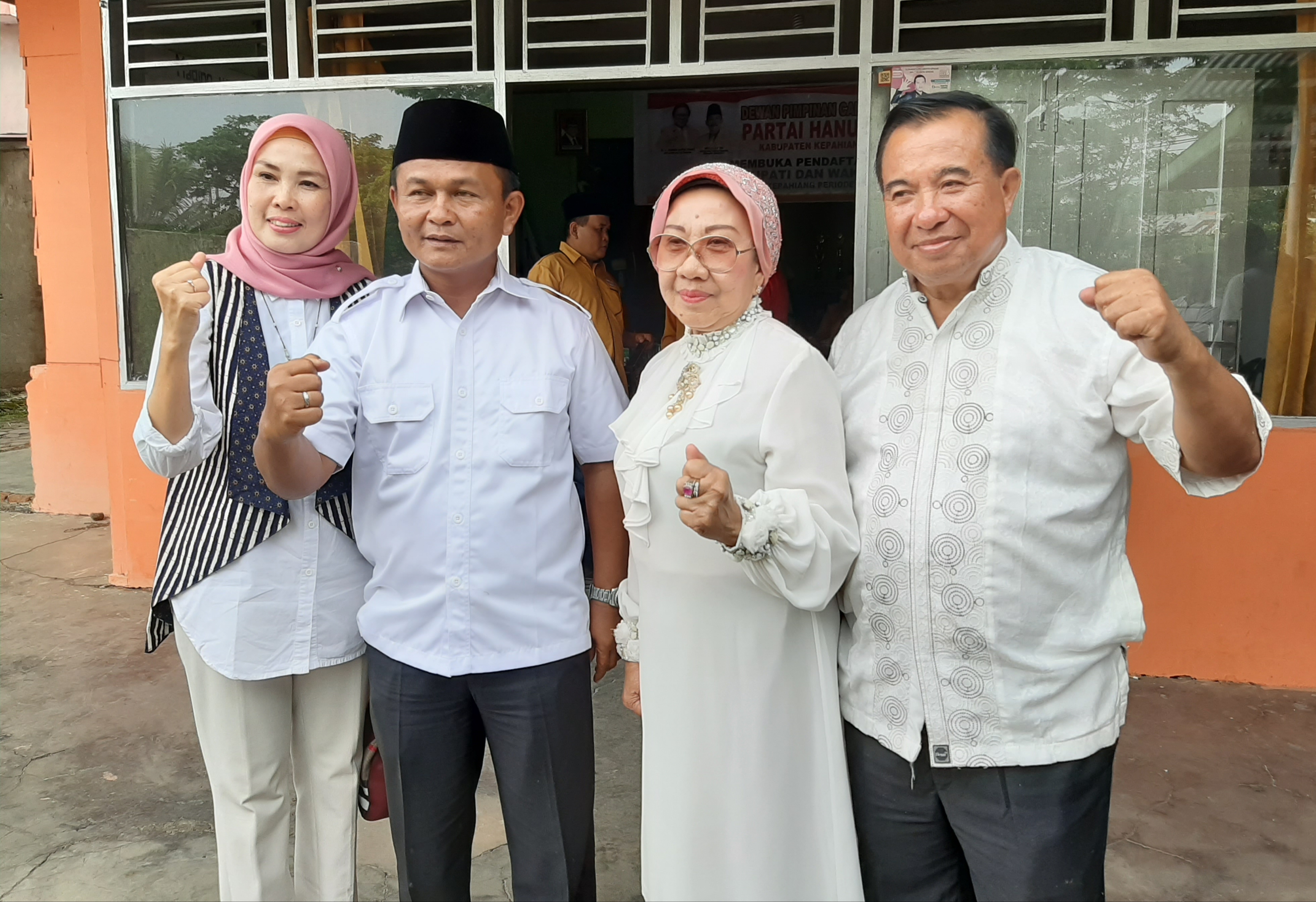 Edi Sunandar dan Ibu Ice Rakizah Kembalikan Berkas Ke Hanura, Bando Amin: Pak Edi Orang Yang Tegas, Berani Dan Bisa Melanjutkan Perjuangan Saya