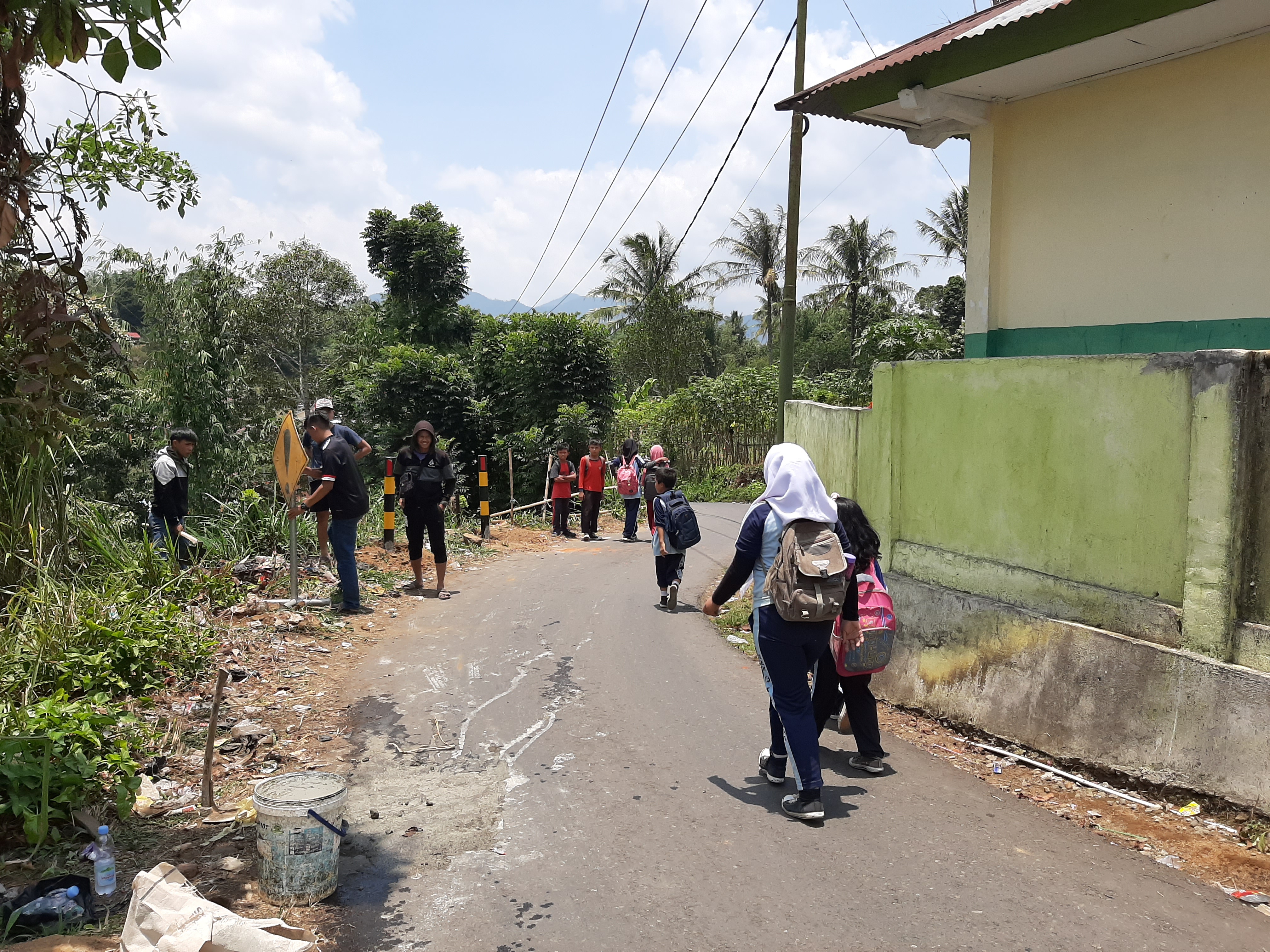 Dinas PUPR Kepahiang Pasang Rambu Jalan Dan Batas Pengaman Jalan.