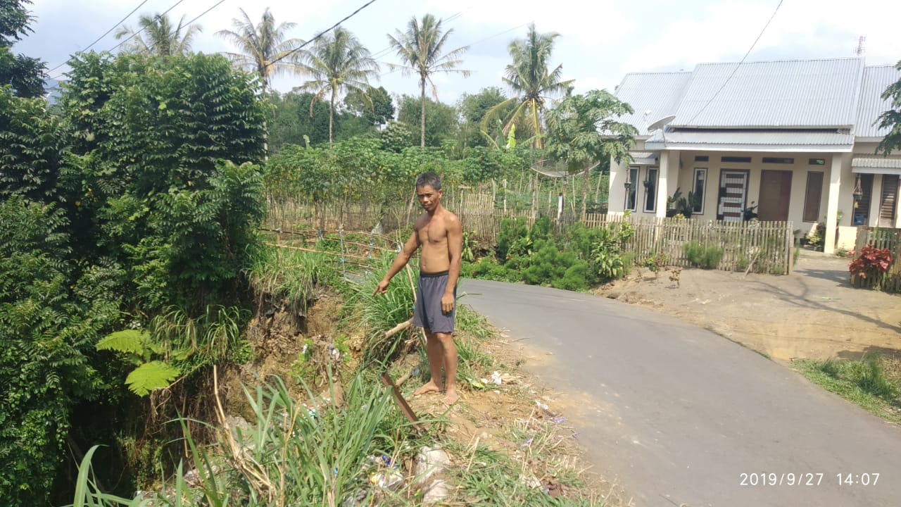 Jurang Akibat Longsor Tak Kunjung Dibangun, Masyarakat: Terima kasih Kami Sudah Diajarkan Untuk Bersabar
