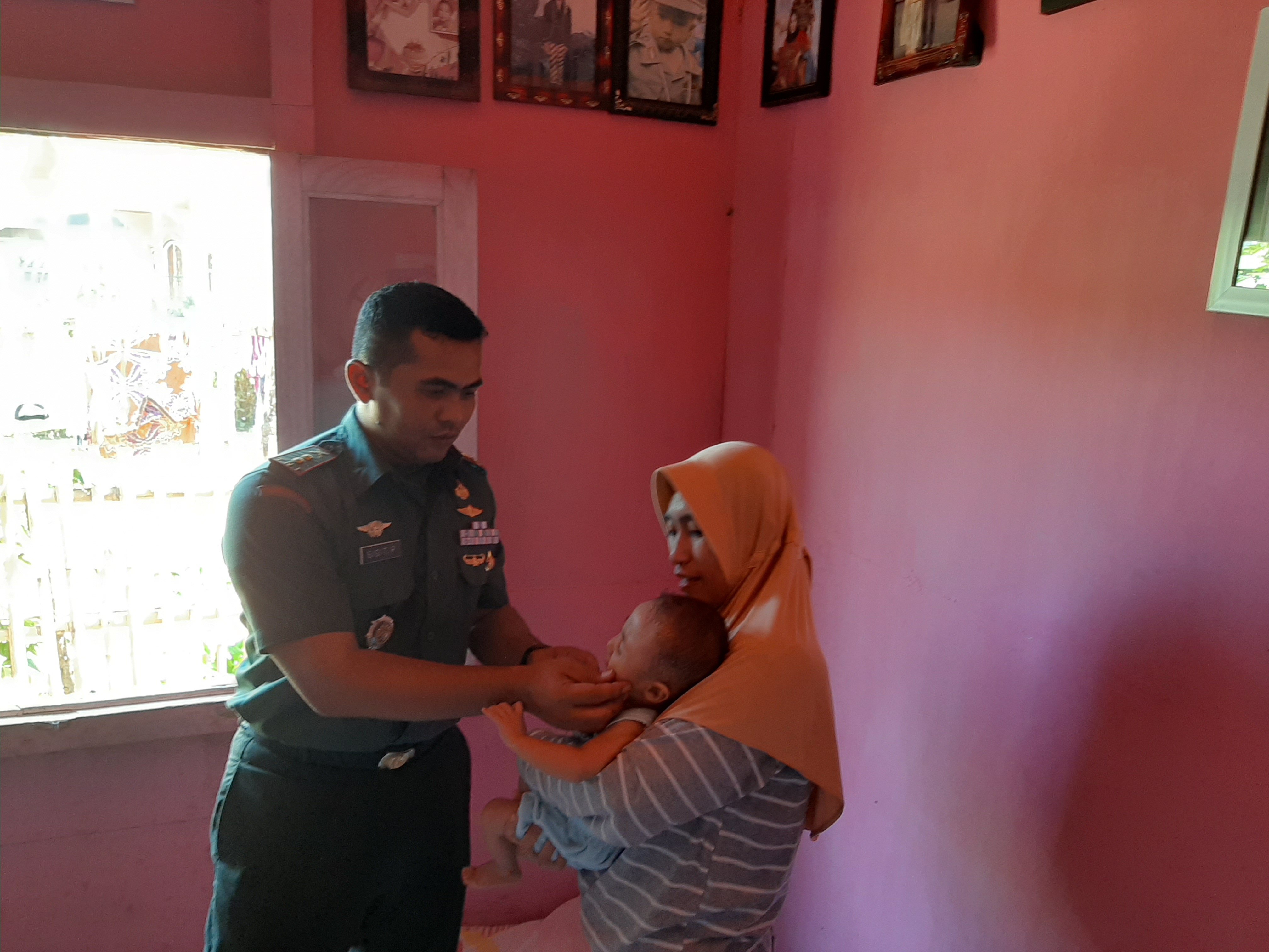 Dandim 0409/RL Santuni Balita Penderita Jantung Bocor Di Kepahiang