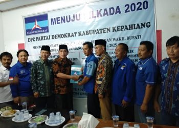 Ujang-Firdaus Kembalikan Berkas Formulir Pendaftaran Ke Partai Demokrat