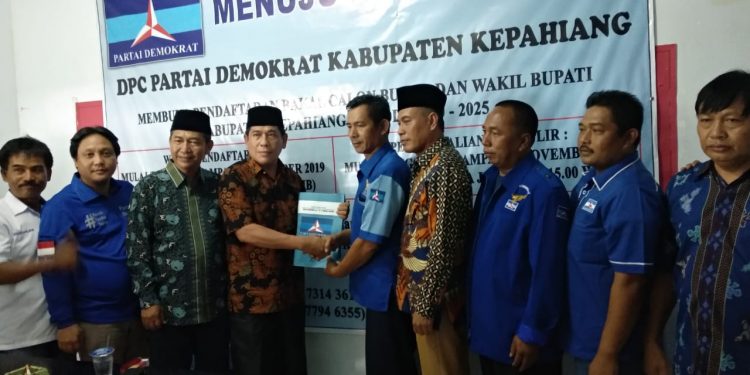 Ujang-Firdaus Kembalikan Berkas Formulir Pendaftaran Ke Partai Demokrat