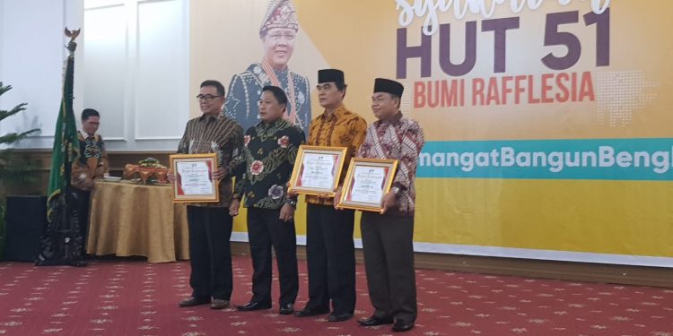 Bupati Dayat Terima Piagam Penghargaan Sebagai Bupati Favorit 1 Se Provinsi Bengkulu