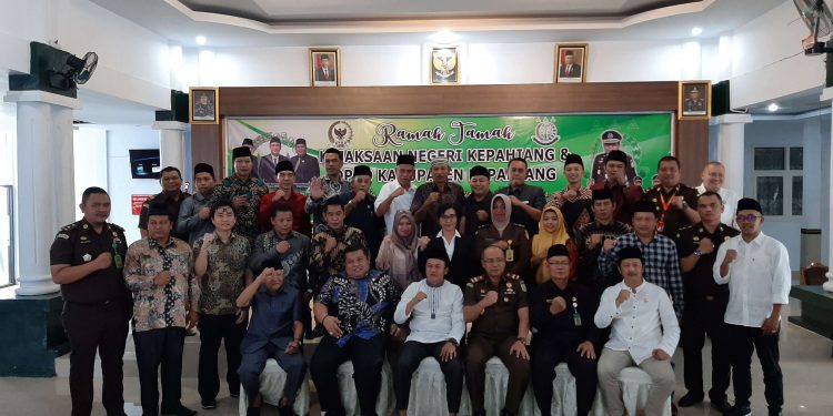 Shalat Dzuhur Berjamaah Awali Kegiatan Ramah Tamah Kejari Kepahiang dan DPRD Kepahiang