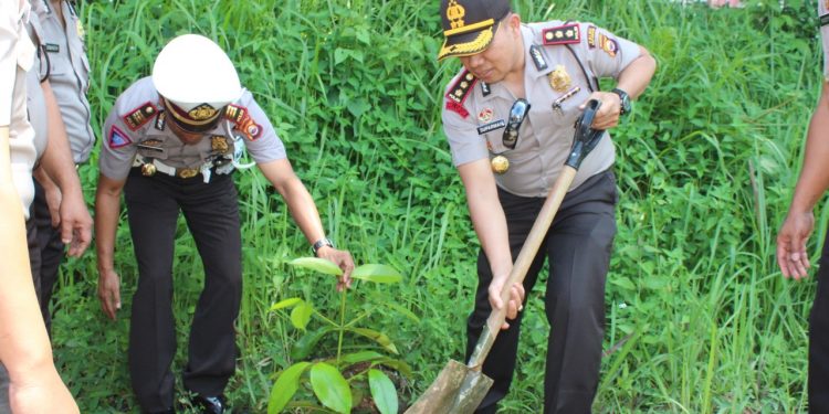 Hijaukan Lingkungan Polres Kepahiang, Kapolres Tanam Pohon Durian, Mangga, Kelapa dan Petai