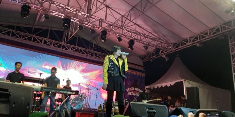 Via Vallen Jatuh Pingsan Saat Tampil Pesta Rakyat HUT Ke-16 Kepahiang