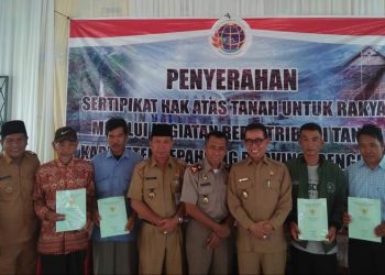 Bupati Hidayat Serahkan Sertifikat Hak Atas Tanah Untuk Rakyat Desa Weskust dan Desa Karang Endah