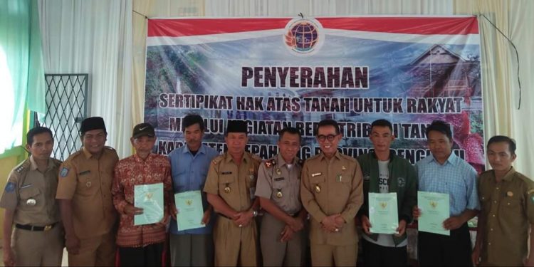 Bupati Hidayat Serahkan Sertifikat Hak Atas Tanah Untuk Rakyat Desa Weskust dan Desa Karang Endah