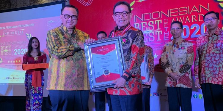 Bupati Kepahiang terima penghargaan Best Regent Performance Of The Year 2020
