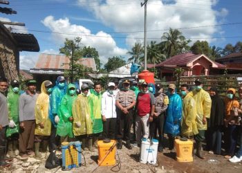 Pemerintah Desa Weskust Lakukan Penyemprotan Disinfektan