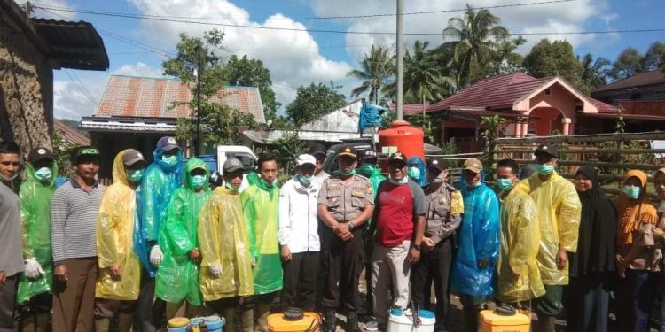 Pemerintah Desa Weskust Lakukan Penyemprotan Disinfektan