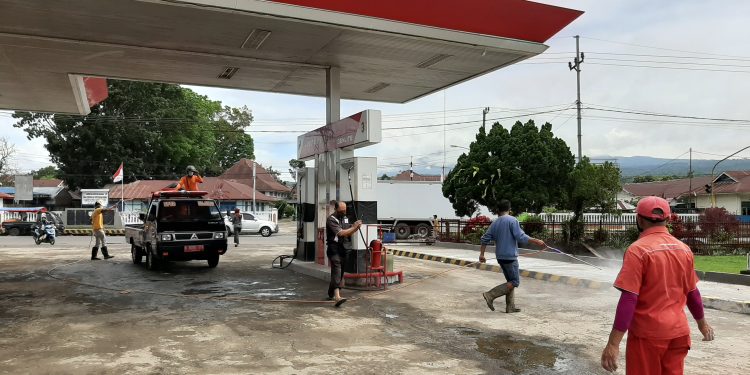 BPBD Kepahiang Lakukan Penyemprotan Disinfektan di SPBU Pasar Kepahiang