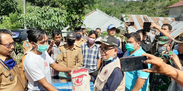 Sigap! Bupati Dayat Tinjau dan Berikan Bantuan Kepada Masyarakat Terdampak Banjir