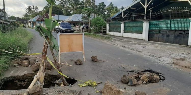 Jalan Lintas di Kepahiang Amblas, Gubernur Bengkulu : Tim Dari PUPR Provinsi Sudah Ke Lokasi Segera Ditangani