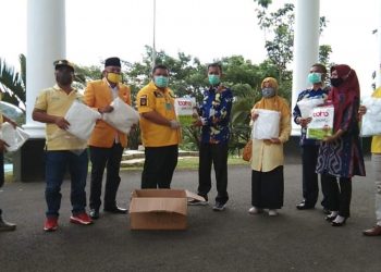 Golkar Kepahiang Serahkan Bantuan APD dan Bagikan Masker