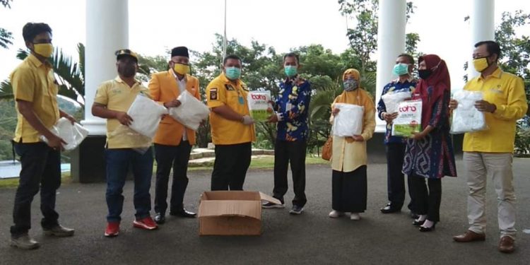 Golkar Kepahiang Serahkan Bantuan APD dan Bagikan Masker