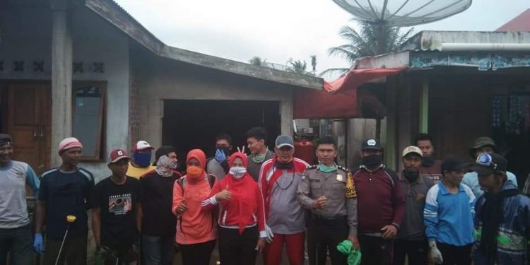Pemerintah Desa Karang Anyar Kepahiang Lakukan Penyemprotan Disinfektan