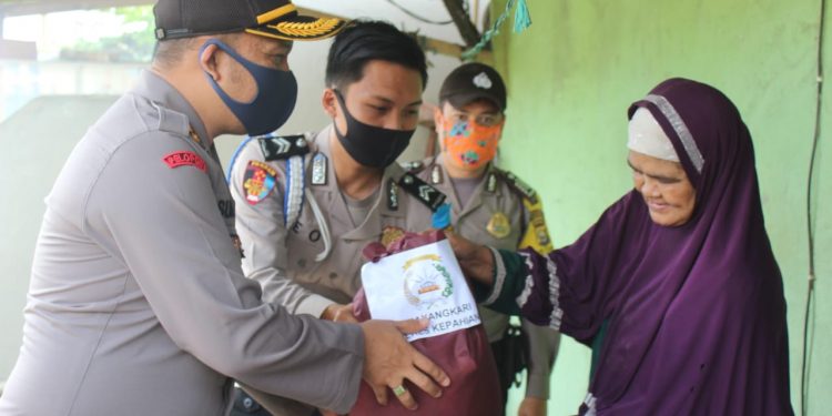 Peduli Warga Terdampak COVID-19, Polres Kepahiang Bagikan Sembako