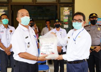 Bupati Kepahiang Berikan Bantuan Sembako Gugus Tugas Covid-19 Kepahiang di Kecamatan Tebat karai