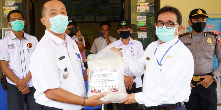 Bupati Kepahiang Berikan Bantuan Sembako Gugus Tugas Covid-19 Kepahiang di Kecamatan Tebat karai