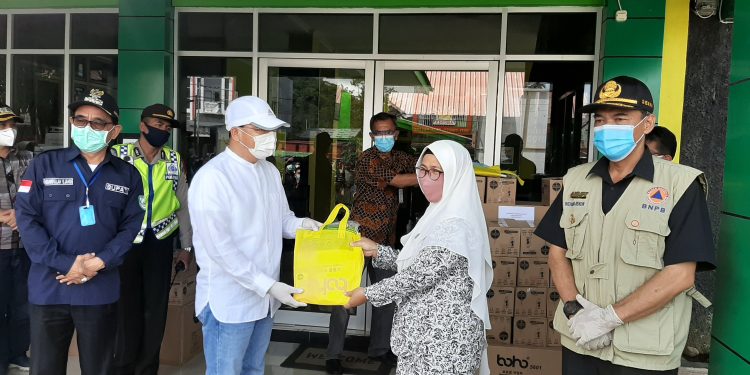 Pastikan Stok APD Cukup, Gubernur Bengkulu Berikan Bantuan APD Untuk Bidan Desa, Puskesmas dan RSUD Kepahiang