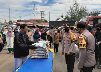 Kunker Perdana Ke Kepahiang, Kapolda Bengkulu Bagikan Bantuan Sembako dan APD