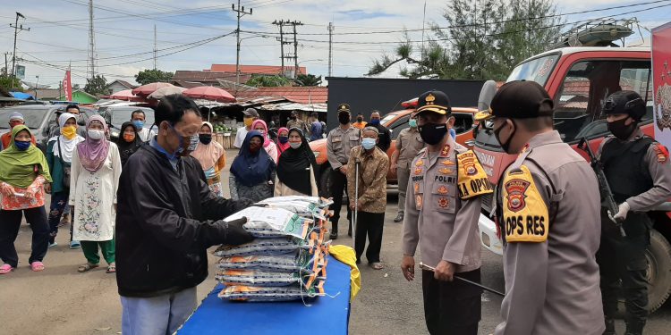 Kunker Perdana Ke Kepahiang, Kapolda Bengkulu Bagikan Bantuan Sembako dan APD