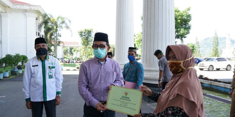 Baznas Bersama Bupati Salurkan Bantuan Kepada Mustahik