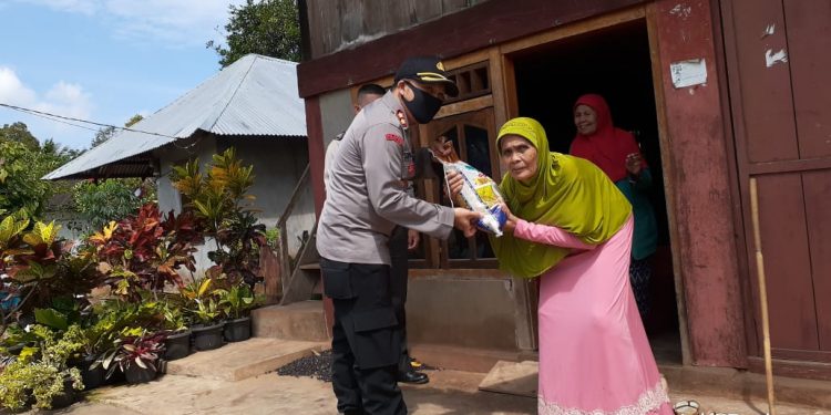 Gerakan Sosial Polri Peduli Covid-19, Polres Kepahiang Berikan Bantuan Sembako Kepada Masyarakat Kurang Mampu