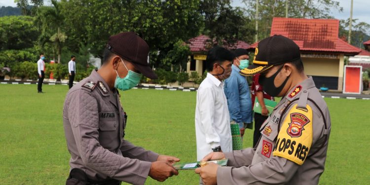 Berhasil Ungkap Kasus Pembunuhan Sadis IRT, Kapolres Kepahiang Berikan Piagam Penghargaan Kepada Anggota dan Masyarakat