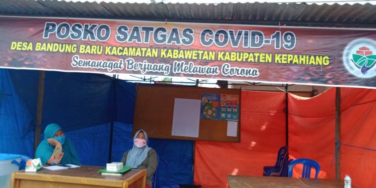 Pemdes Bandung Baru Rutin Laksanakan Penyemprotan Disinfektan Untuk Pencegah Covid-19