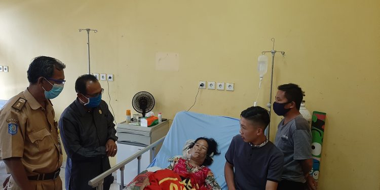 Peduli Ibu Mariatul, Ketua DPRD Kepahiang Besuk dan Berikan Bantuan