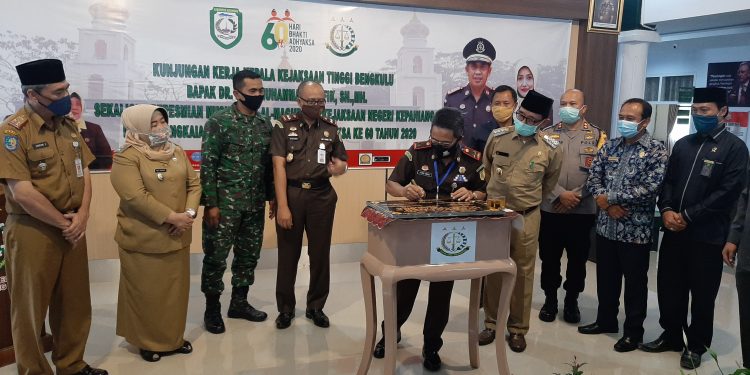 Kunker Perdana Ke Kejari Kepahiang, Kajati Bengkulu Resmikan Musholah Al-Maghfiroh