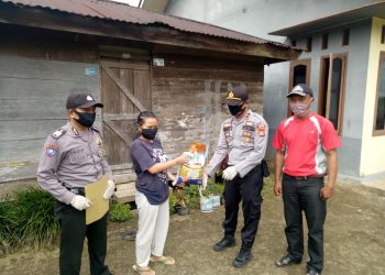Polres Kepahiang Melalui Polsek Kabawetan Salurkan Bansos Beras Secara Door To Door