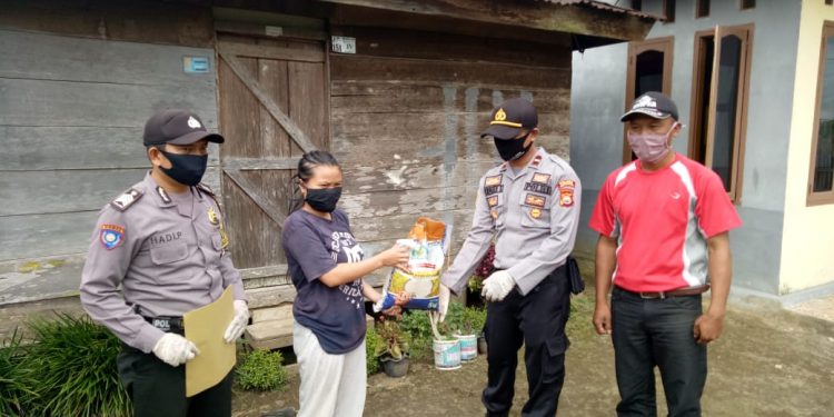 Polres Kepahiang Melalui Polsek Kabawetan Salurkan Bansos Beras Secara Door To Door