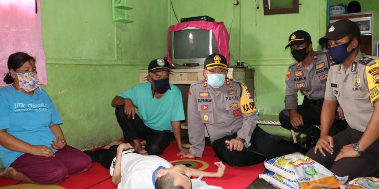 Kapolres Kepahiang Sambangi dan Berikan Bantuan Kepada Warga Penderita Disabilitas Berat