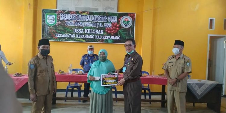 Pemerintah Desa Kelobak Salurkan BLT-DD Tahap 1 Kepada 85 KK Penerima