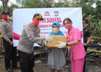 Wujud Kepedulian Kepada Korban Kebakaran, Kapolres Kepahiang Polda Bengkulu Bersama Ketua Bhayangkari Berikan Bantuan