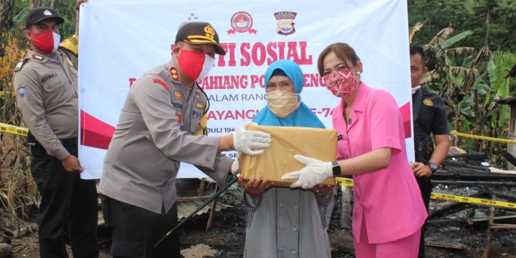 Wujud Kepedulian Kepada Korban Kebakaran, Kapolres Kepahiang Polda Bengkulu Bersama Ketua Bhayangkari Berikan Bantuan