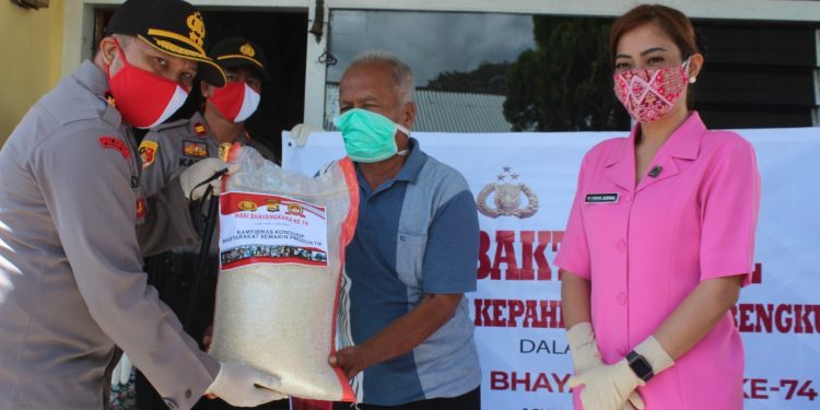 Polres Kepahiang Polda Bengkulu Salurkan Bansos Kepada Purnawirawan dan Warakawuri