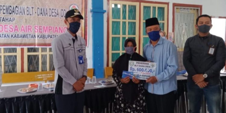 Pemdes Desa Air Sempiang Sudah Salurkan 61 KK Penerima BLT-DD Tahap 1 Tahun 2020