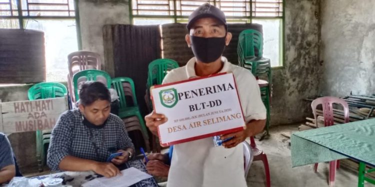 Pemdes Air Selimang Bagikan BLT-DD Tahun Anggaran 2020