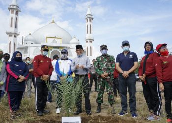 Jadikan Taman Religi, Forkopimda Kabupaten Kepahiang Tanam Pohon Kurma Di Halaman Masjid Agung Baitul Hikmah