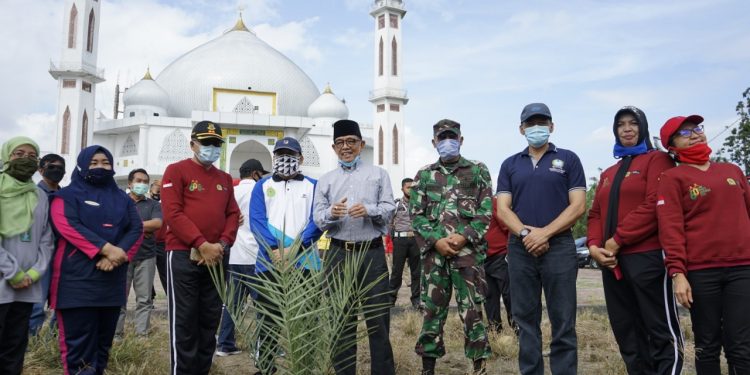 Jadikan Taman Religi, Forkopimda Kabupaten Kepahiang Tanam Pohon Kurma Di Halaman Masjid Agung Baitul Hikmah