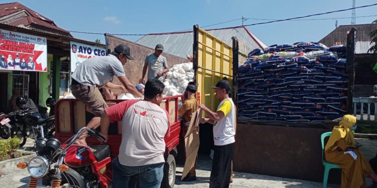 Pemerintah Kecamatan Ujan Mas Salurkan Bantuan Sembako