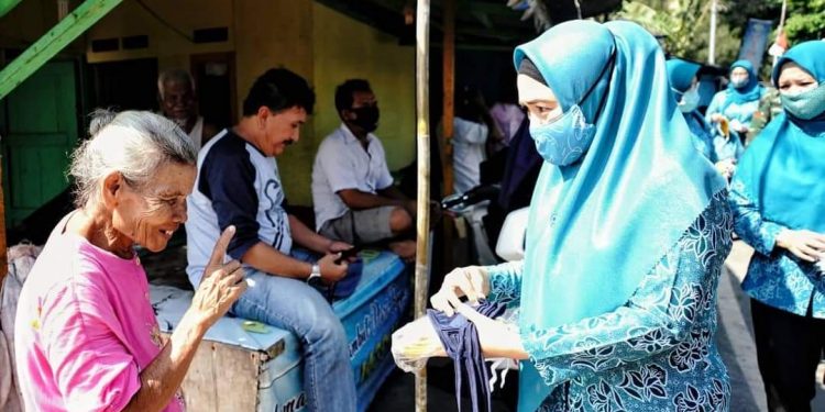 Ketua TP PKK Provinsi Bengkulu Bagikan Masker 20 Ribu Lebih Untuk Masyarakat