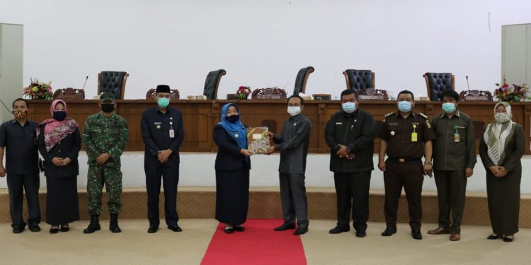 Raperda Pertanggung Jawaban pelaksanaan APBD TA 2019 Disahkan Menjadi Perda.