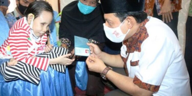 Berikan e-KTP Warga Disabilitas, Wawali : Mereka Punya Hak yang Sama Untuk Bahagia