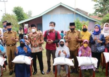 Wawali Serahkan Bantuan PKH