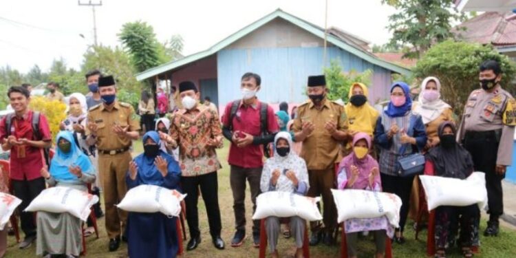 Wawali Serahkan Bantuan PKH